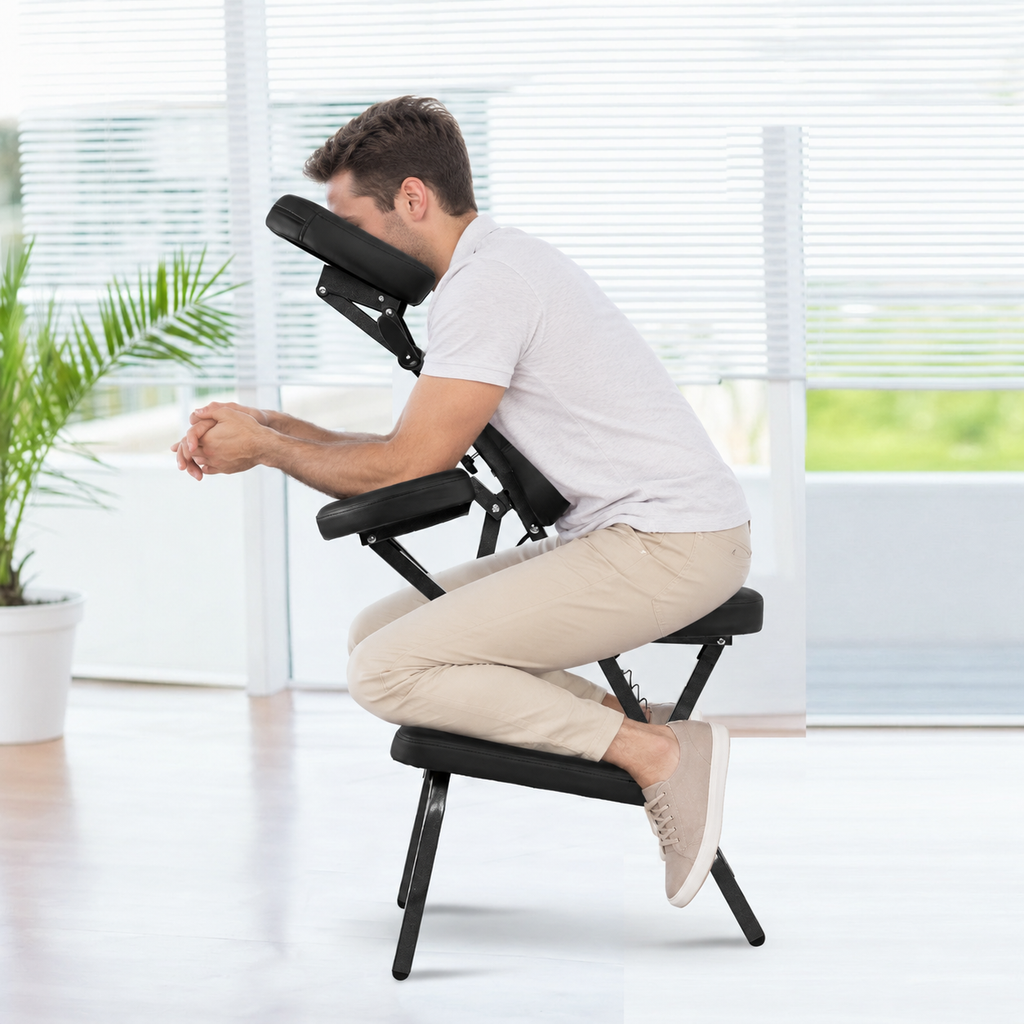 Homme installé sur la chaise de massage, le visage dans la têtière