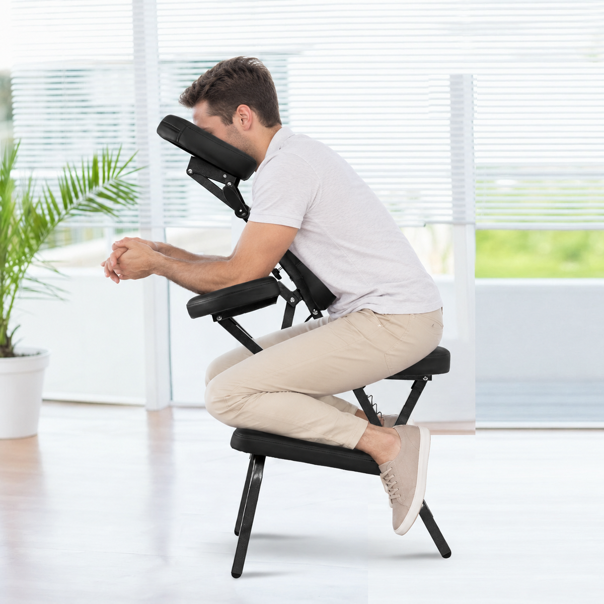 Homme installé sur la chaise de massage, le visage dans la têtière