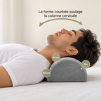 Coussin demi-lune placé sous la nuque