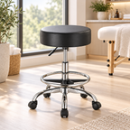 Tabouret rond à roulettes près d'une table de massage