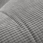 Gros plan du tissu doux texturé du coussin CozyBack gris