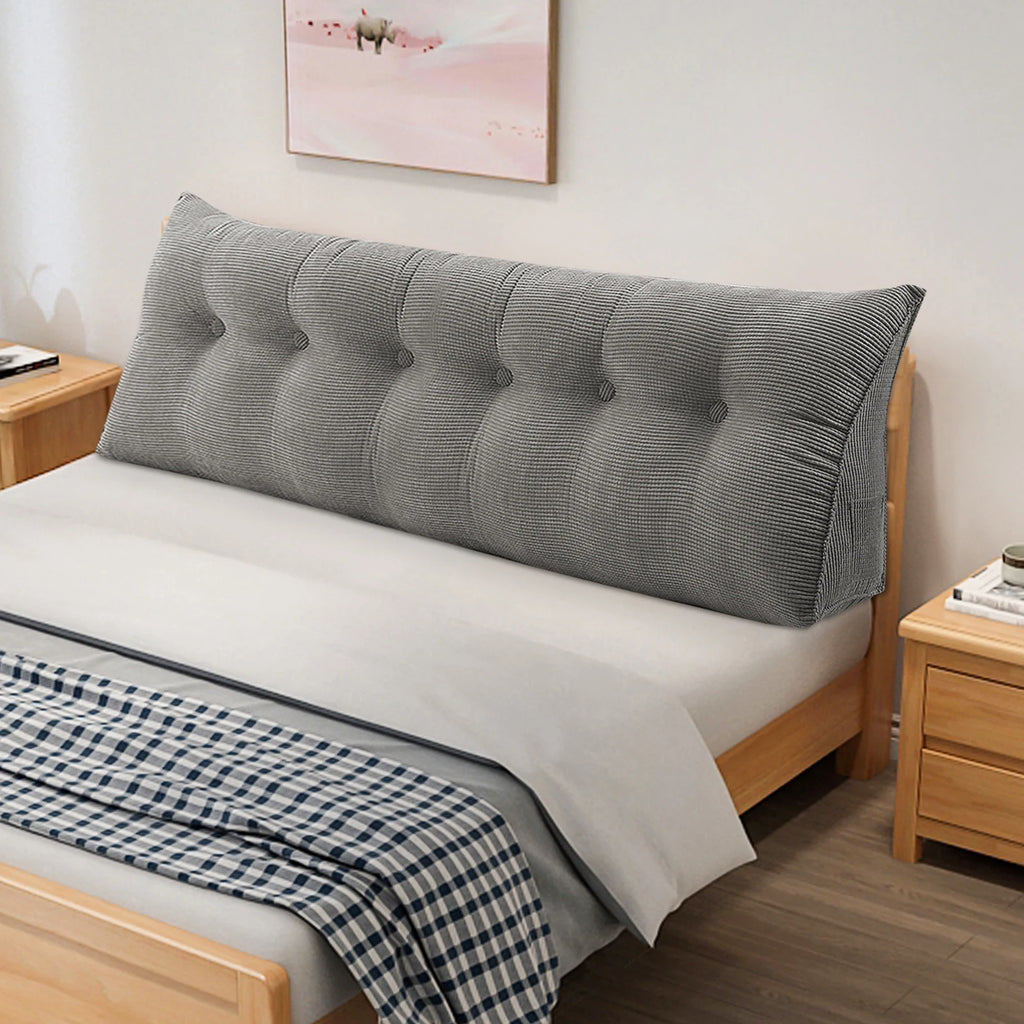 Coussin de dossier long CozyBack gris contre une tête de lit